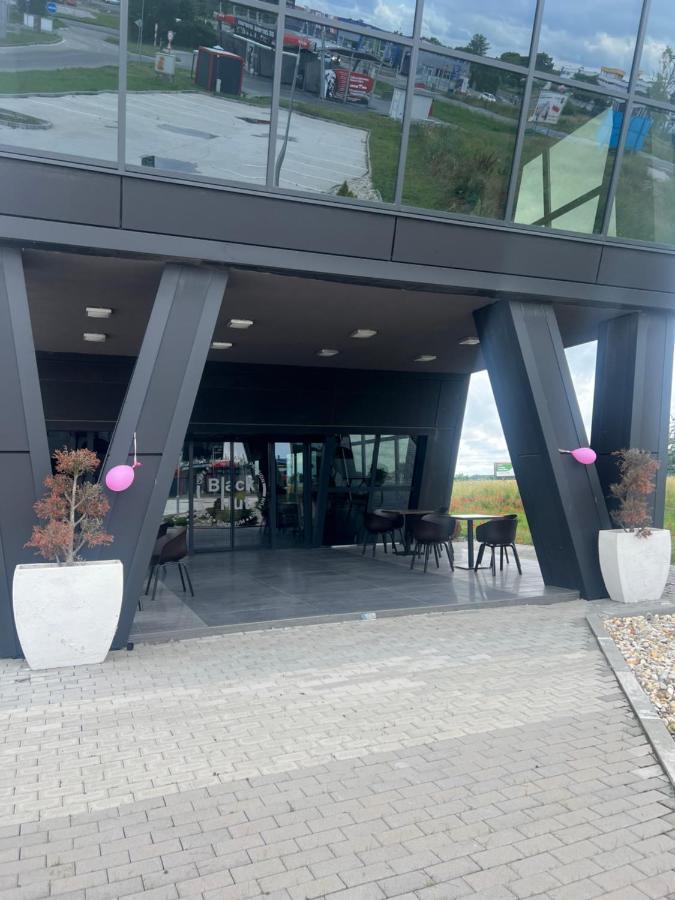 ホテル Black Hut Pension&Restaurant *** Dunajská Streda エクステリア 写真